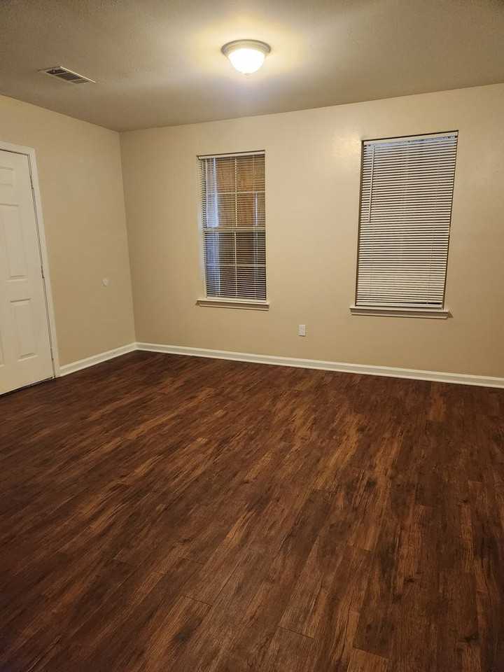 2115 Virginia St - Photo 4 of 10