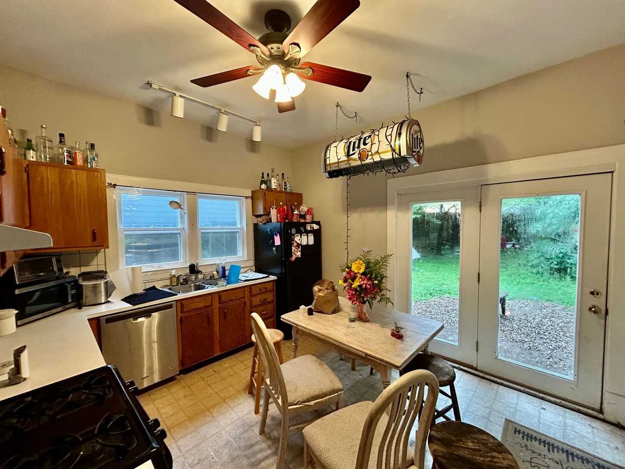 340 Oldham Ave - Photo 4 of 11