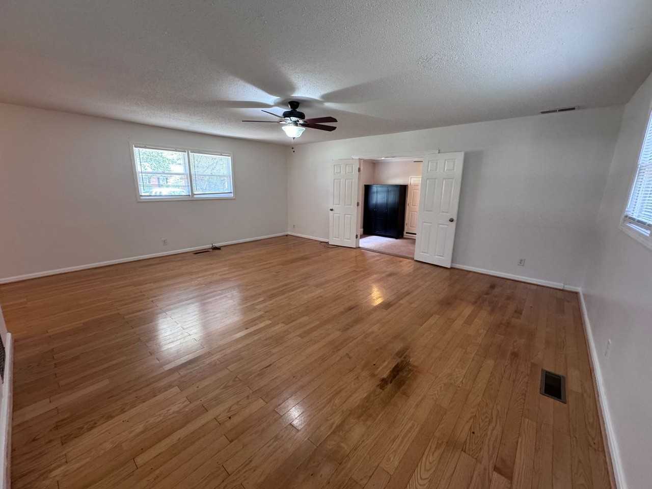 1709 Oak Hill Dr - Photo 4 of 34