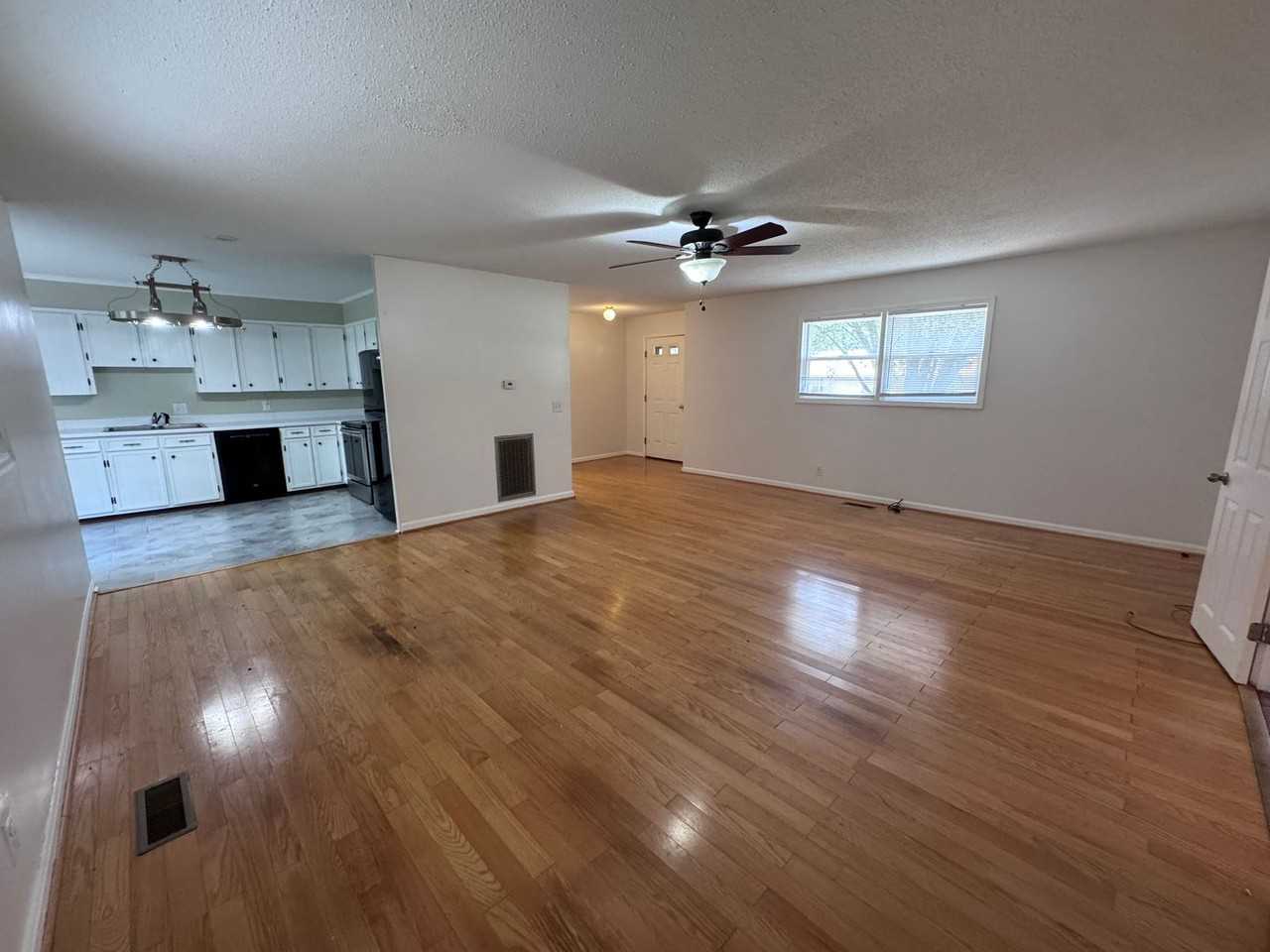 1709 Oak Hill Dr - Photo 5 of 34