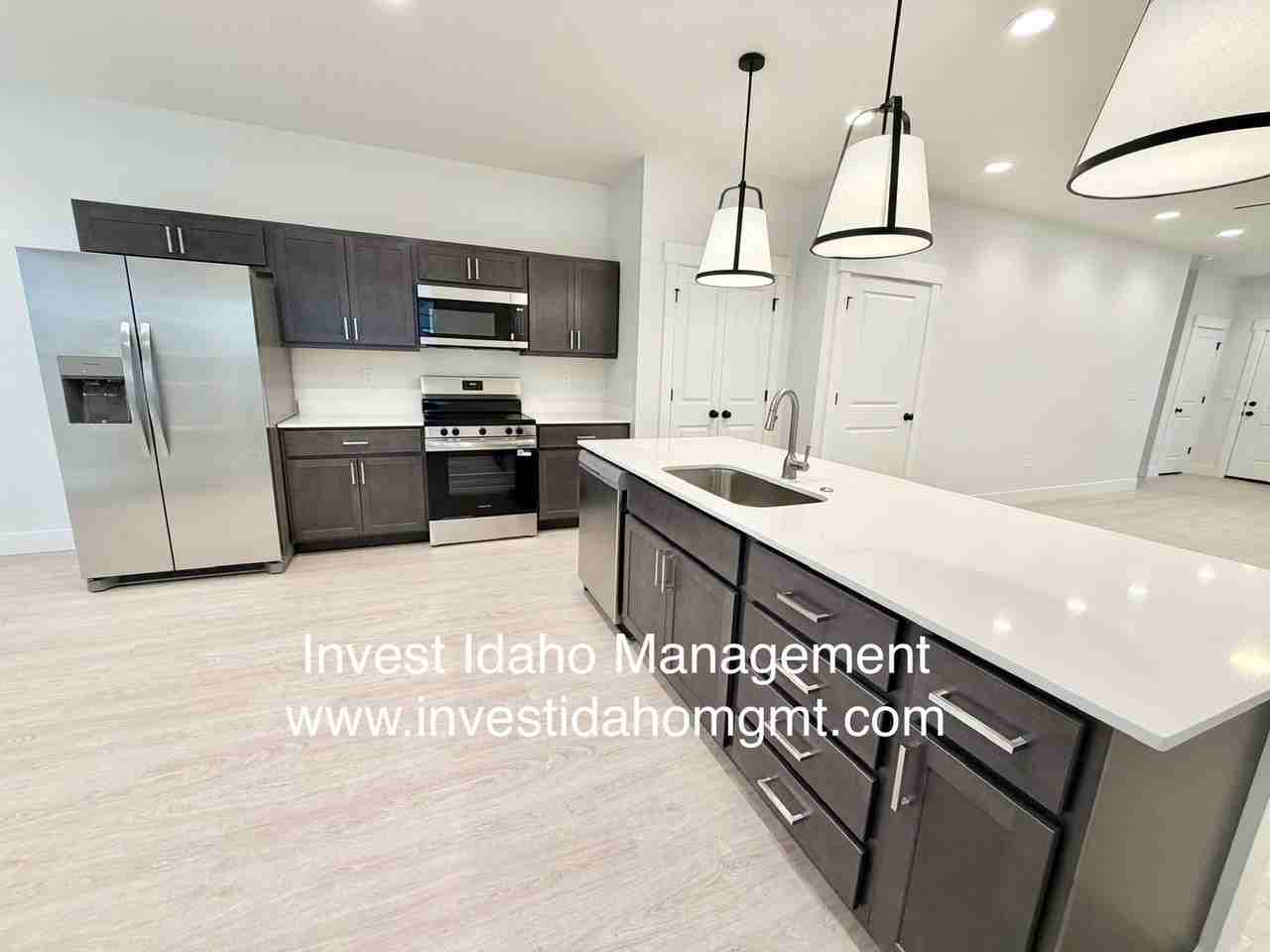 6251 W Poplar St - Photo 3 of 44