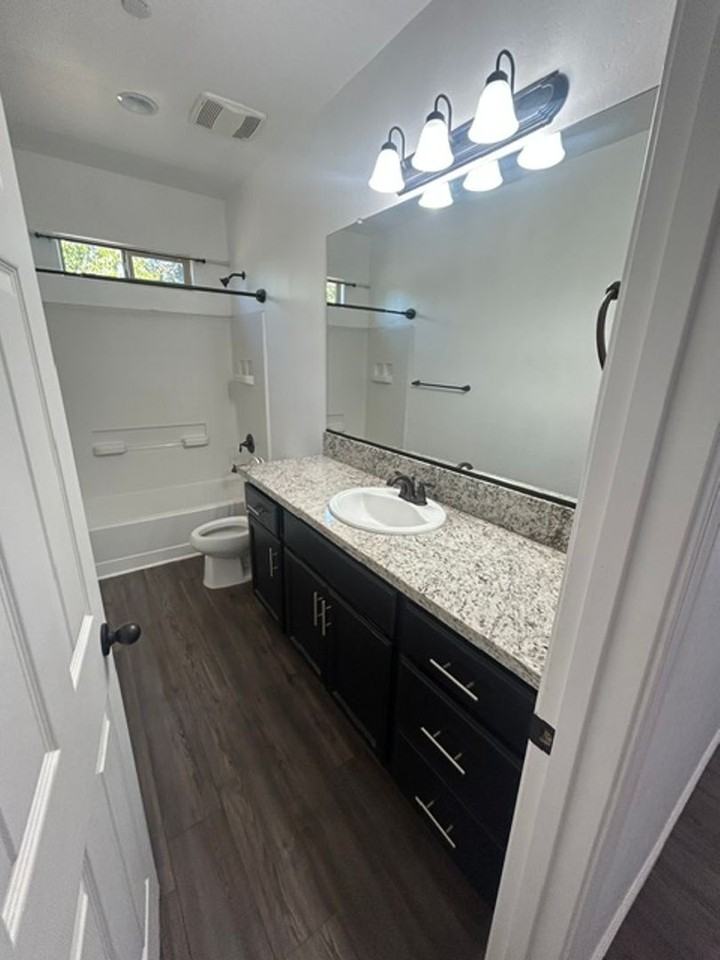 3239 N Elm St - Photo 5 of 27