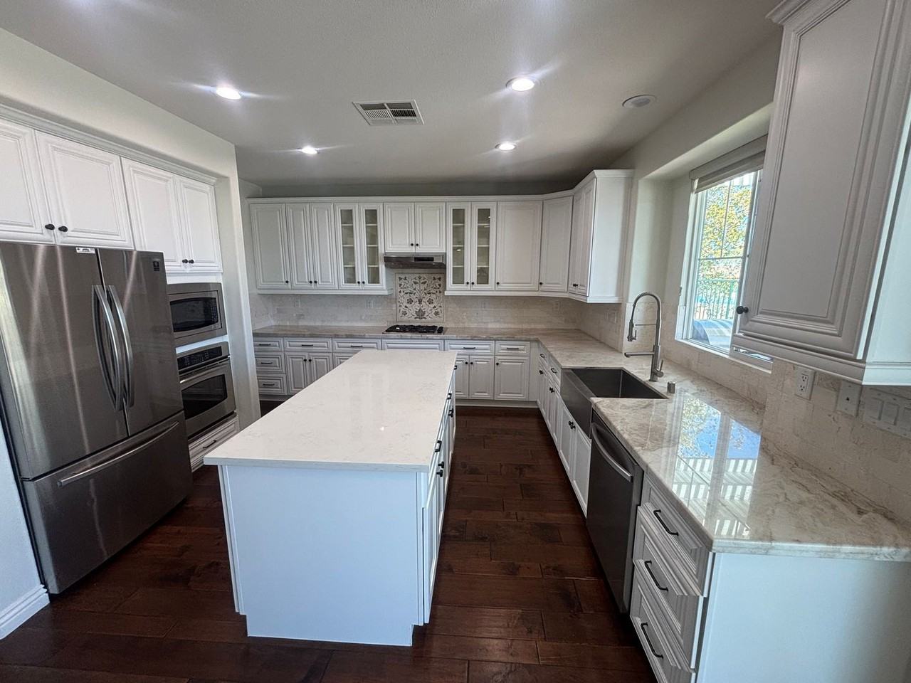 2307 Thorncroft Cir - Photo 4 of 22