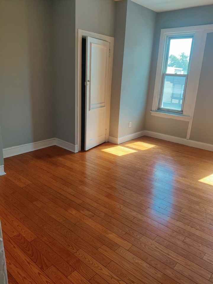 403 E Rockland St - Photo 3 of 7