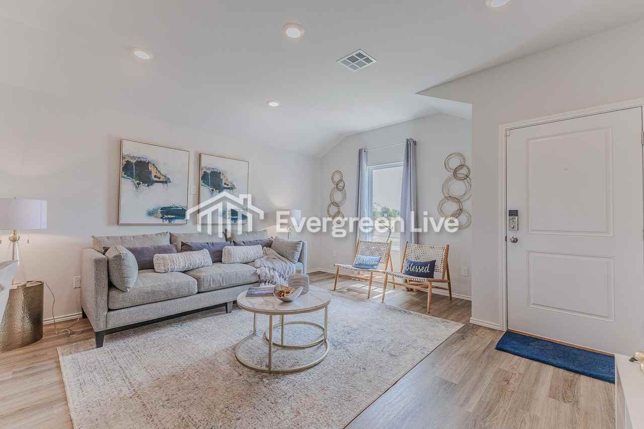 2102 W 30th Pl - Photo 2 of 15