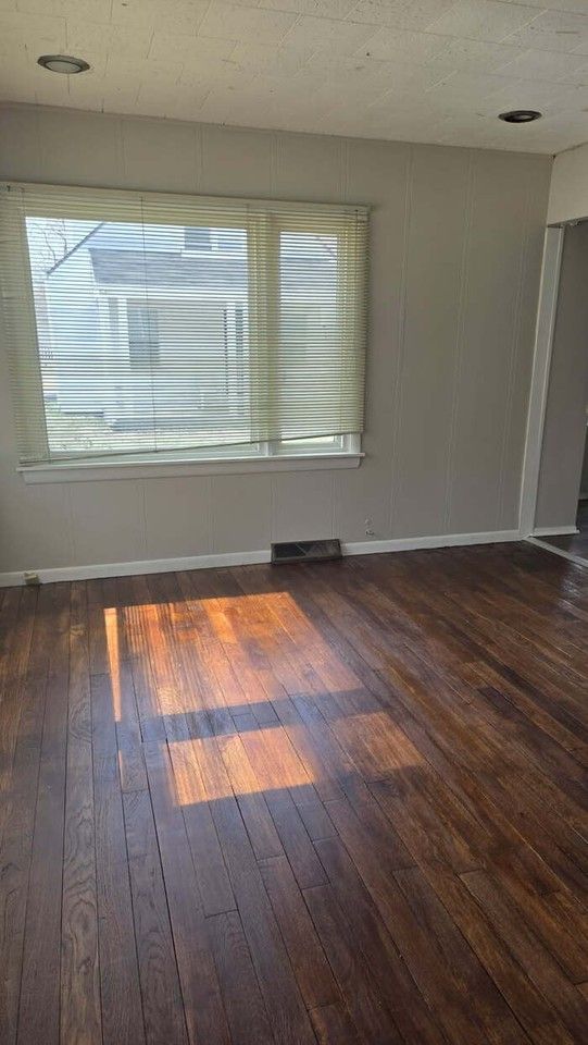 910 E 48th Pl - Photo 2 of 8