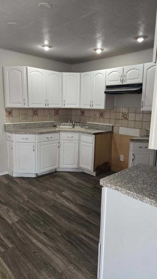 910 E 48th Pl - Photo 6 of 8