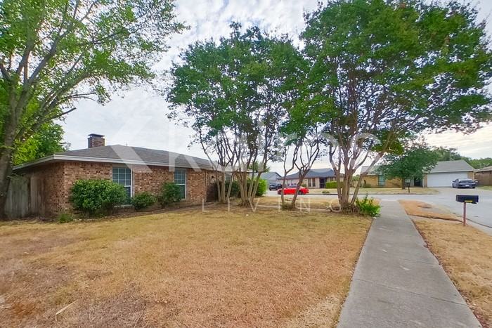 801 Cherry Hills Dr - Photo 2 of 31