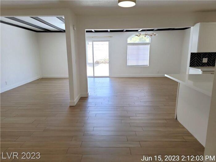 1051 Sweeney Ave - Photo 4 of 34