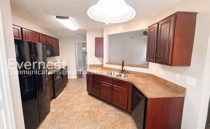2137 Maynard Ct - Photo 4 of 11