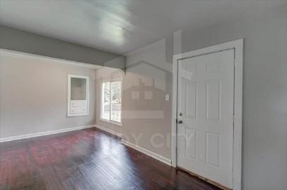 3422 Kinnear Ave - Photo 3 of 18
