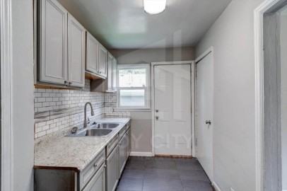 3422 Kinnear Ave - Photo 7 of 18