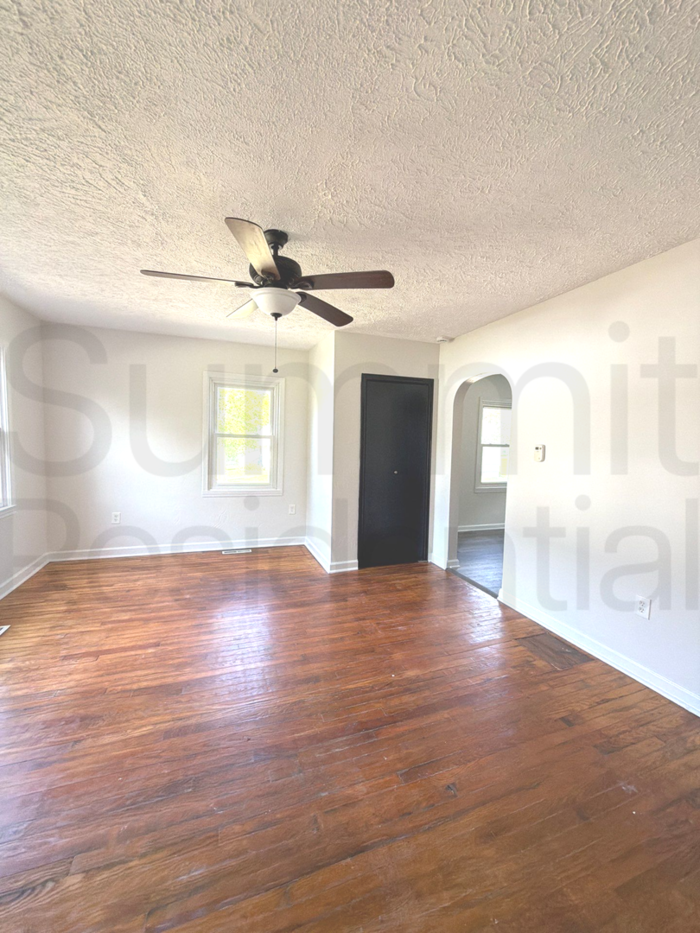 456 Timothy Ln - Photo 2 of 7