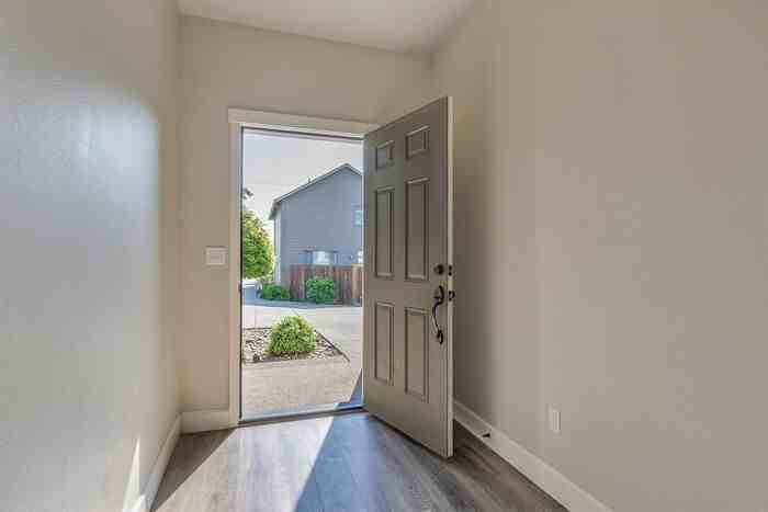 1018 Douglas St - Photo 2 of 23