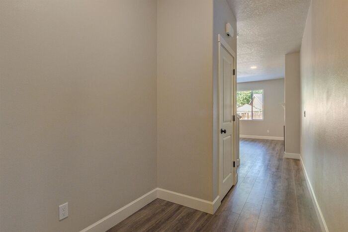 1018 Douglas St - Photo 3 of 23