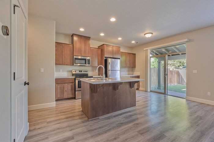 1018 Douglas St - Photo 7 of 23