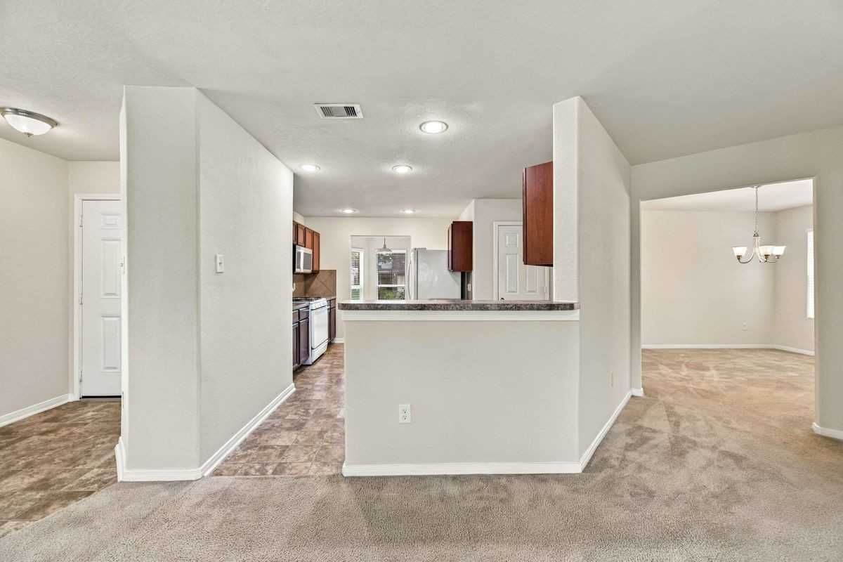 7402 Fox Cove Trl - Photo 3 of 23