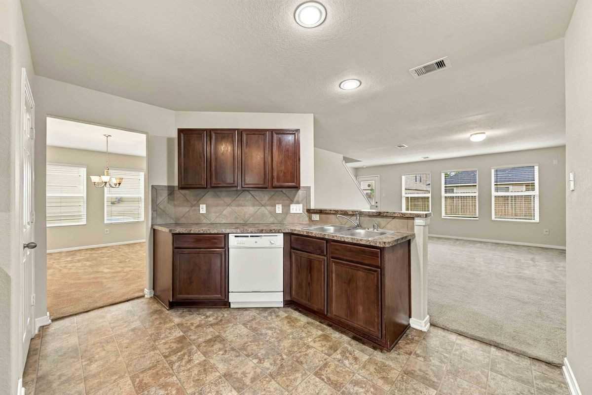 7402 Fox Cove Trl - Photo 4 of 23