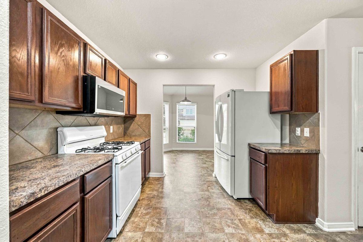 7402 Fox Cove Trl - Photo 5 of 23