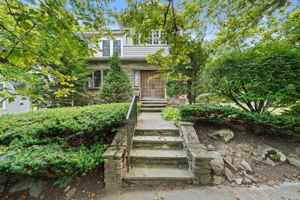 featured image of 11 Roseland Rd