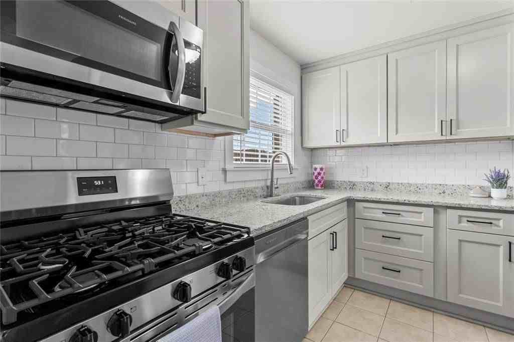 5621 Kingsport Dr - Photo 3 of 29