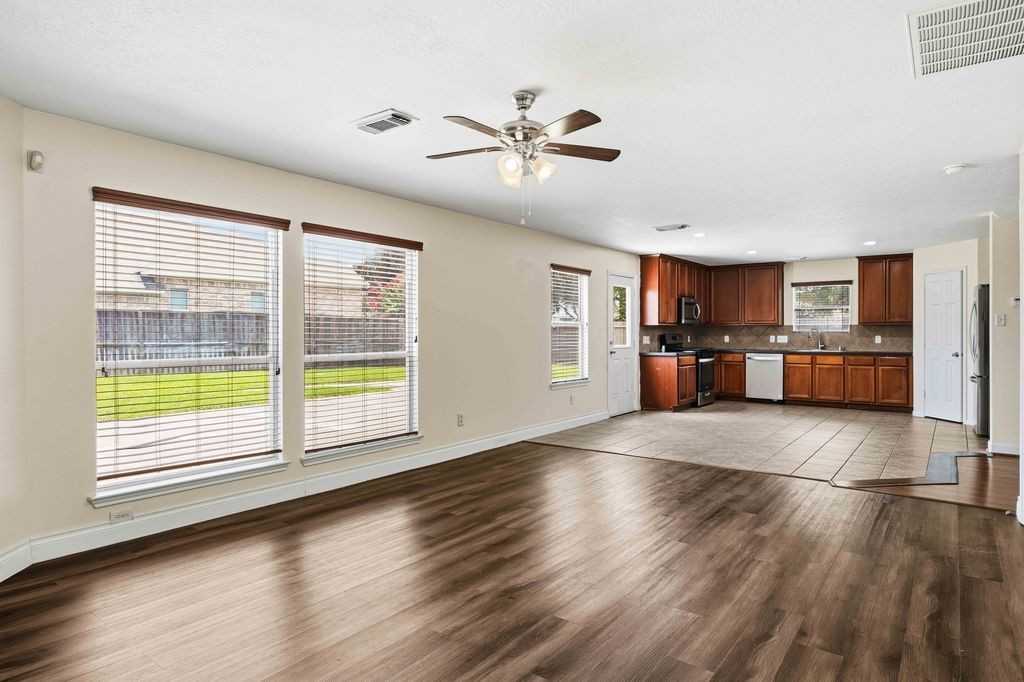 14015 Crossvale Ln - Photo 4 of 15