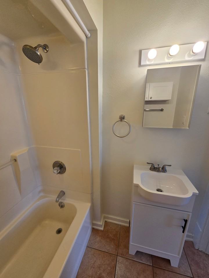 519 Highland Ave #302 - Photo 7 of 11