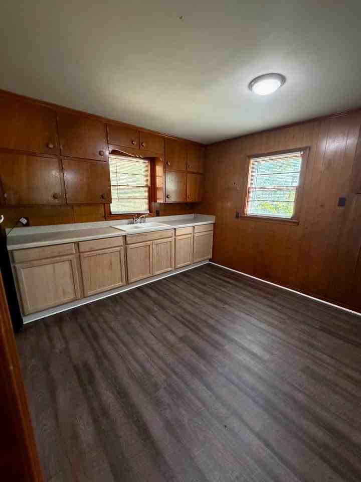 101 Oakwood St - Photo 4 of 11