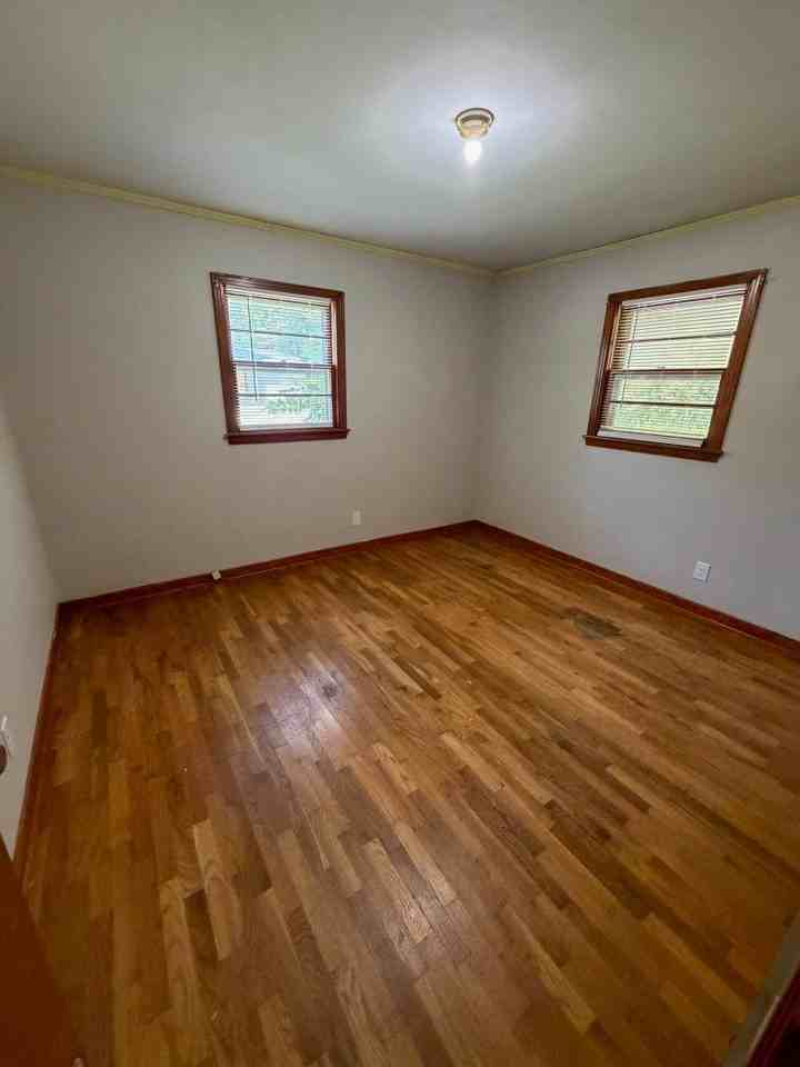 101 Oakwood St - Photo 5 of 11