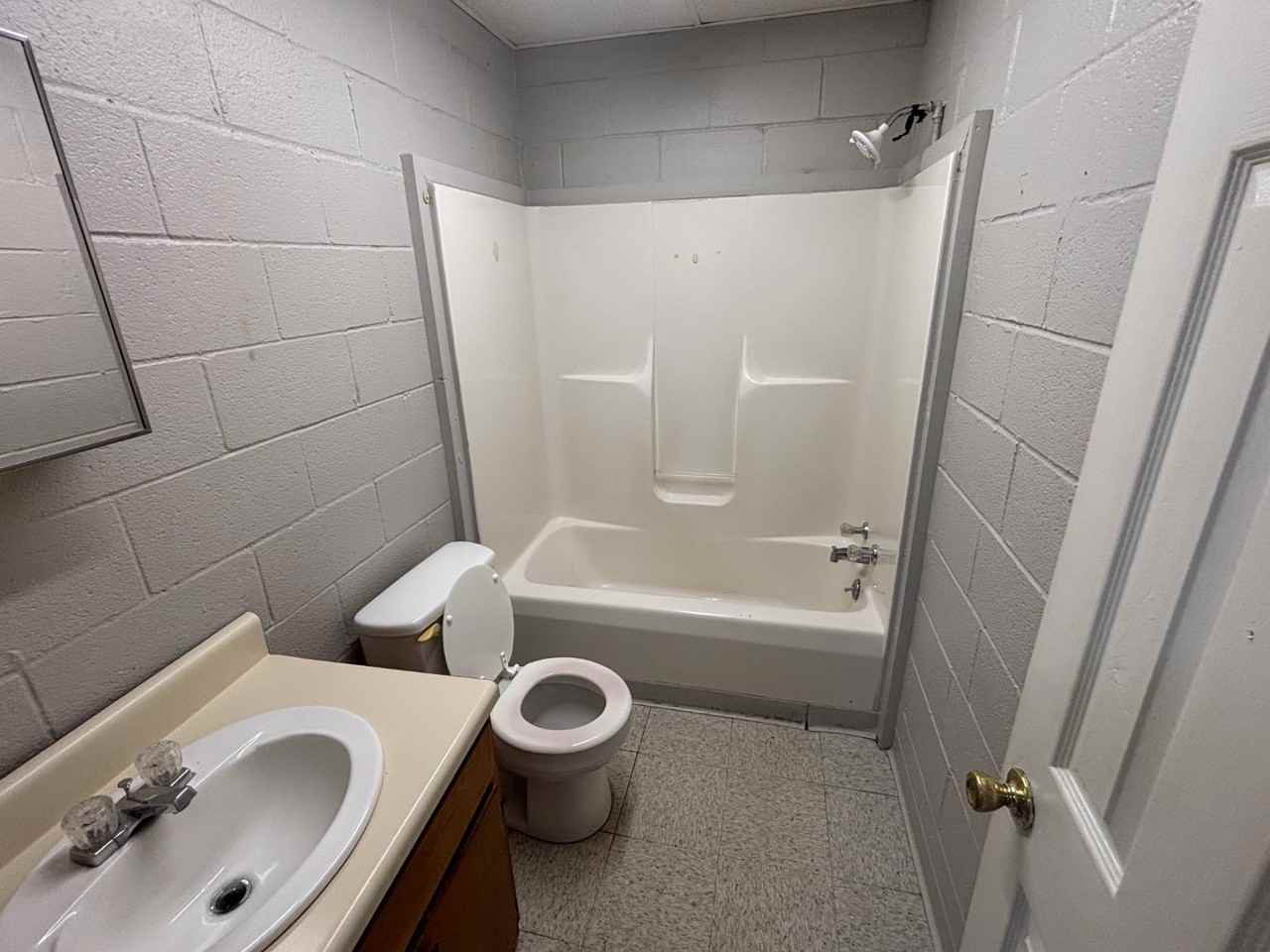 1050 Kestner St - Photo 3 of 12