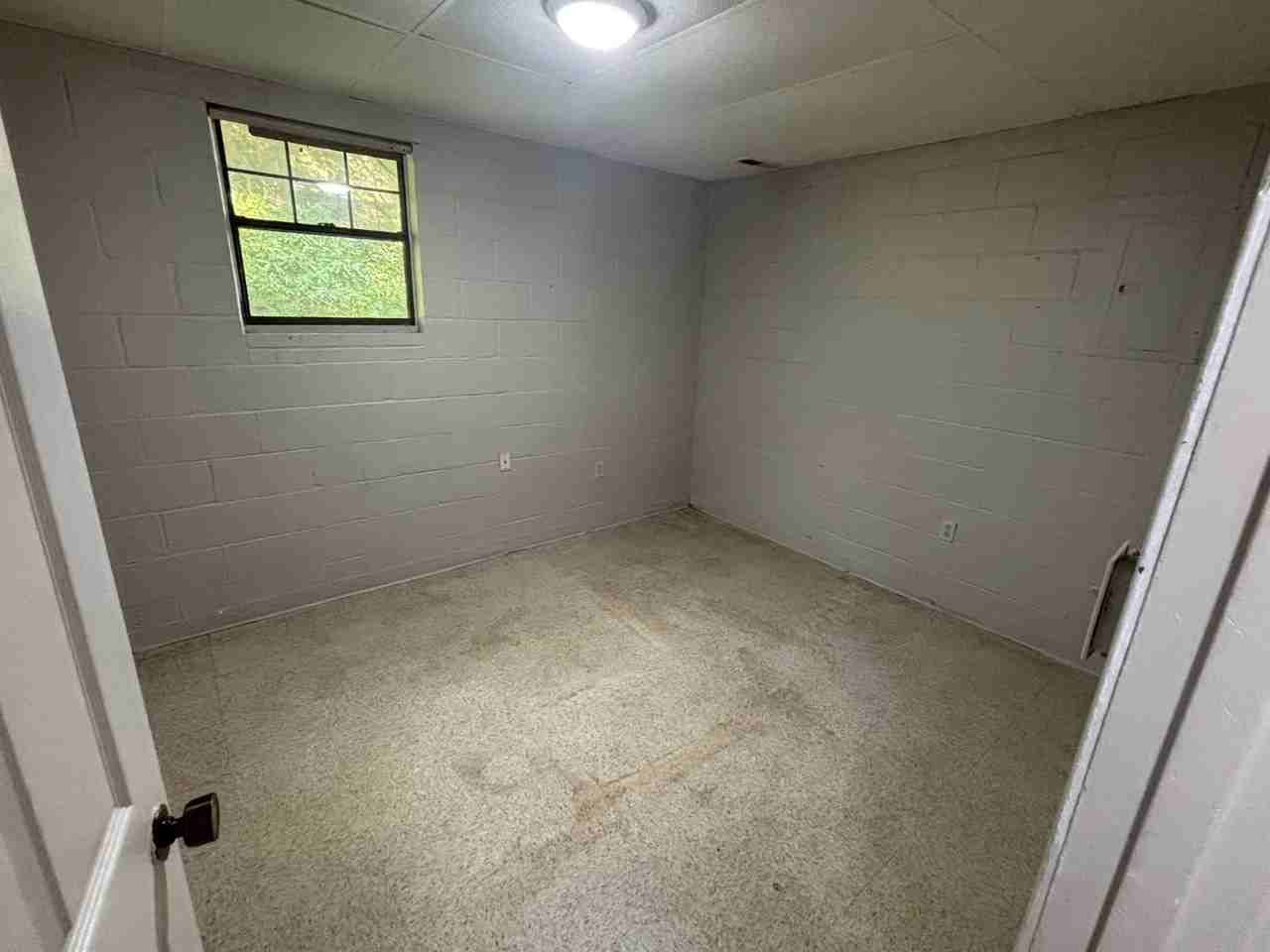 1050 Kestner St - Photo 7 of 12