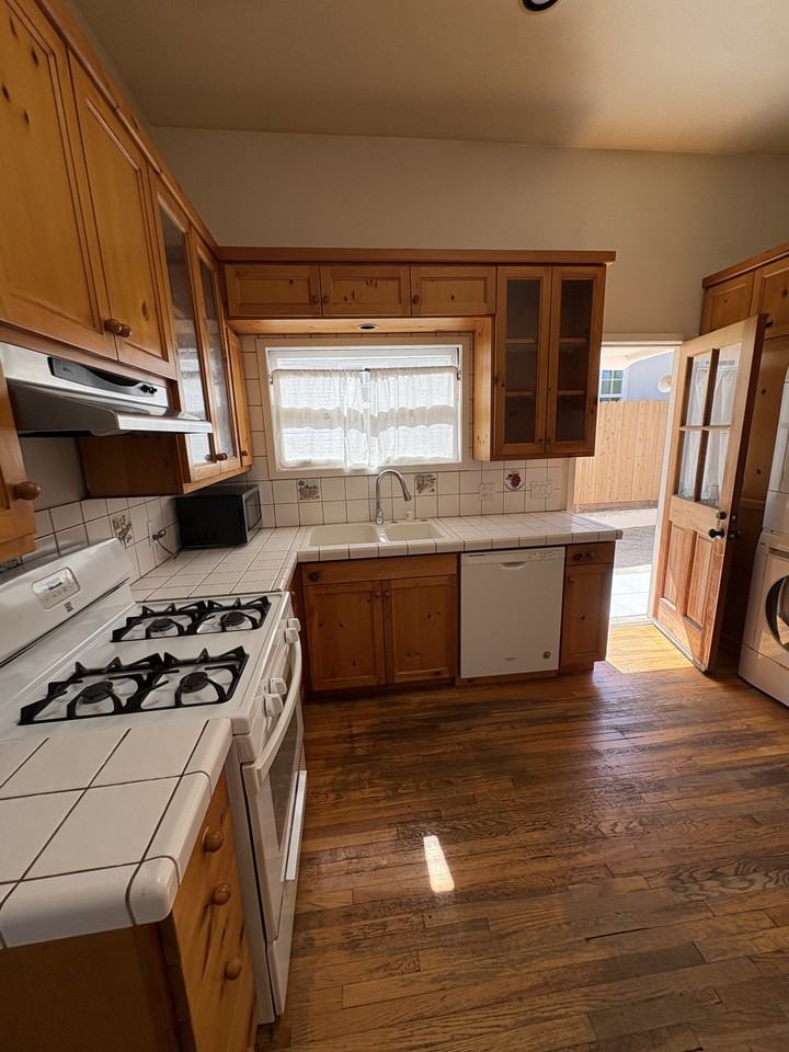 1313 Robbins St #1 - Photo 5 of 17