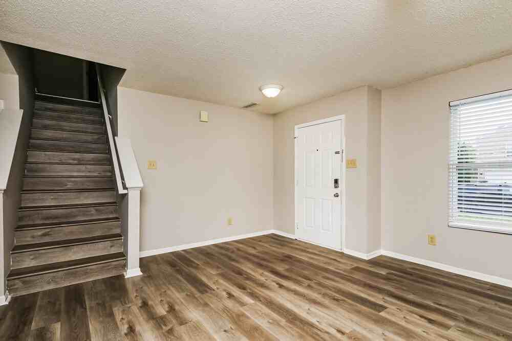 5660 Grassy Bank Dr - Photo 4 of 17