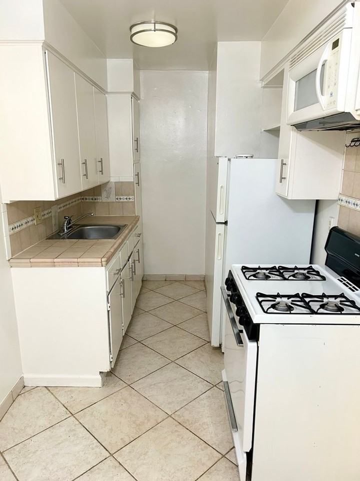 D Street Apartments - Photo 3 of 15