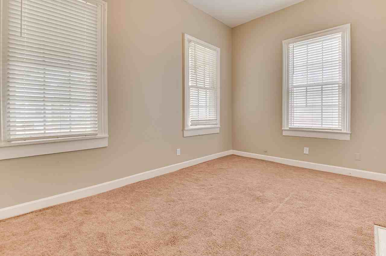 515 3rd St #B - Photo 6 of 36