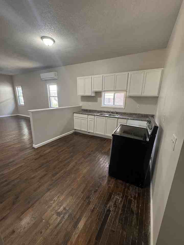 1511 Sw Huntoon St #1 - Photo 4 of 10