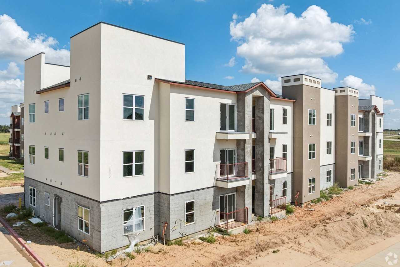 Skyrise Villas - Photo 3 of 19