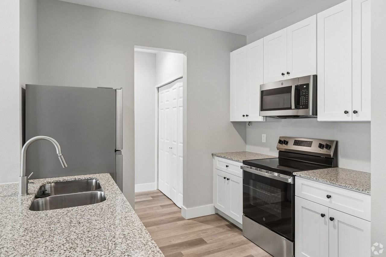 Skyrise Villas - Photo 7 of 19