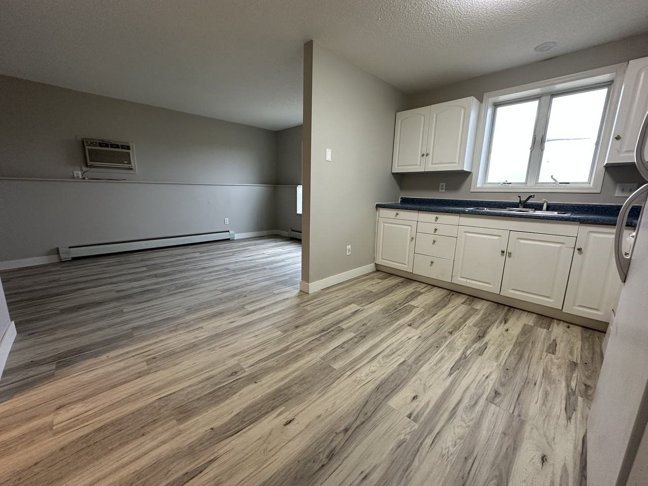 1095 W 6th St #4 - Photo 2 of 26