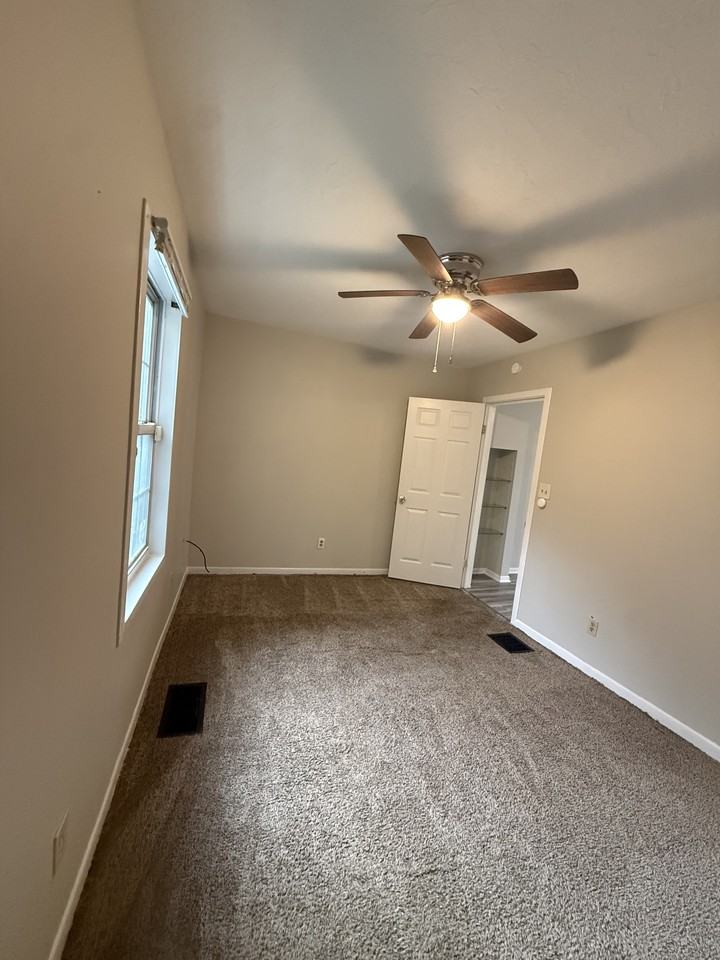 1421 W 2nd St #1 - Photo 2 of 10