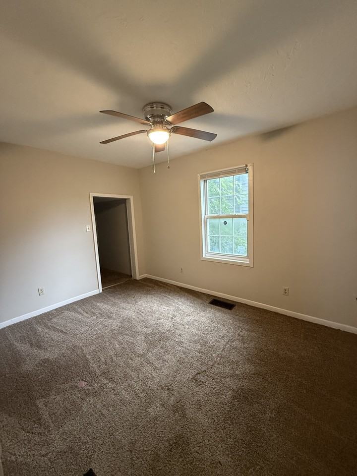 1421 W 2nd St #1 - Photo 3 of 10