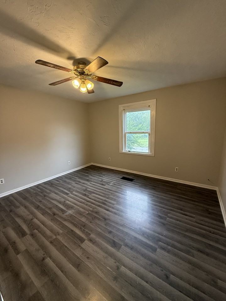 1421 W 2nd St #1 - Photo 5 of 10
