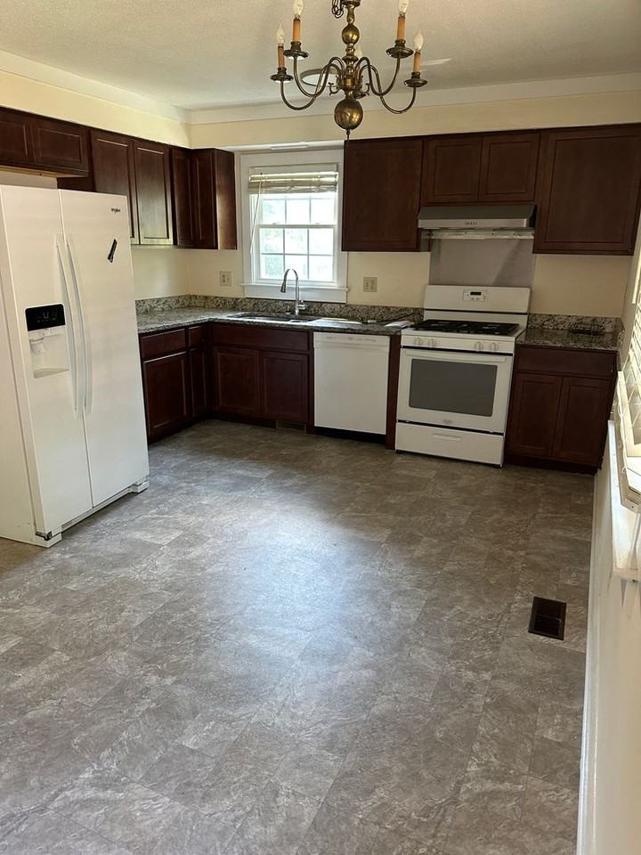 1112 Strawbush Rd - Photo 2 of 7