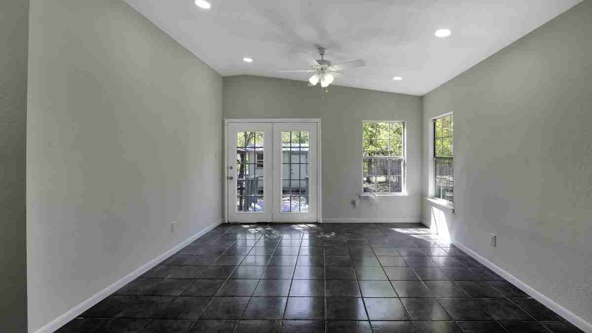 542 Thorain Blvd #2 - Photo 3 of 10