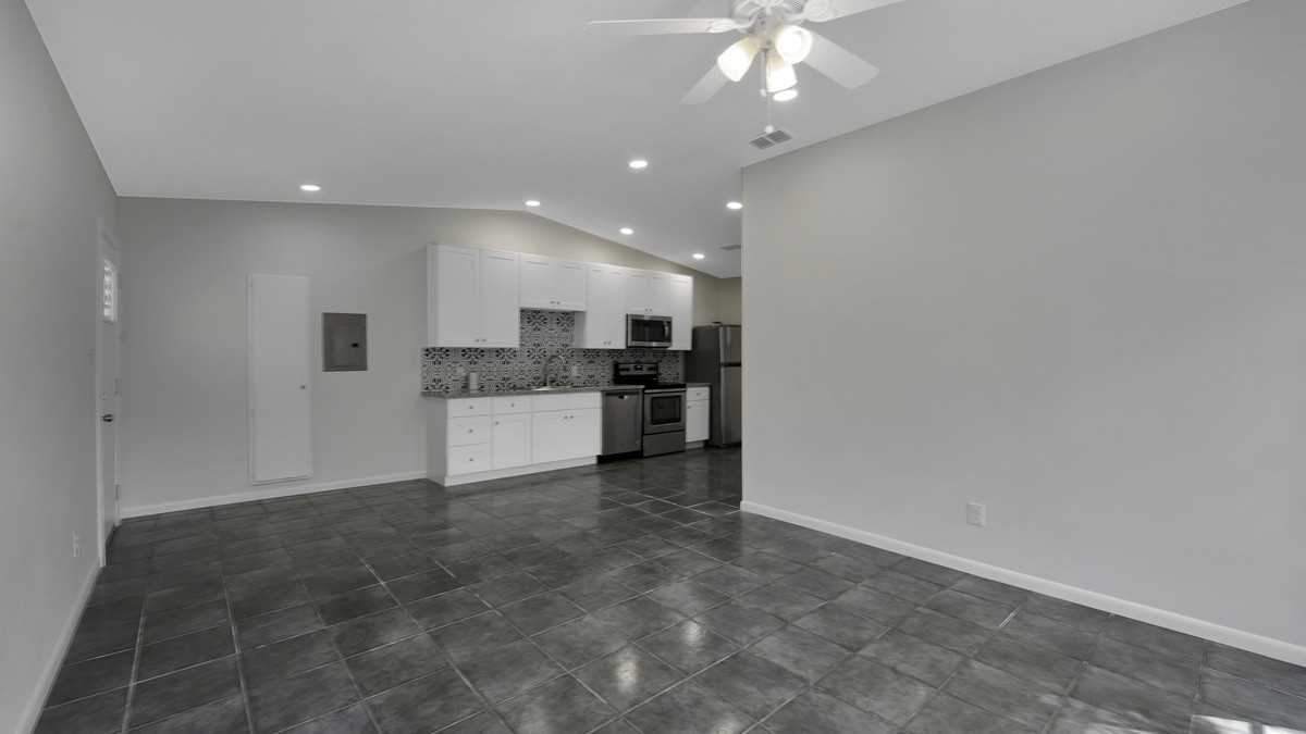 542 Thorain Blvd #2 - Photo 4 of 10