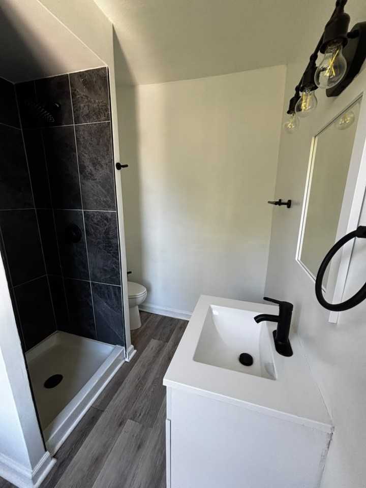 699 W Locust St #3 - Photo 3 of 9