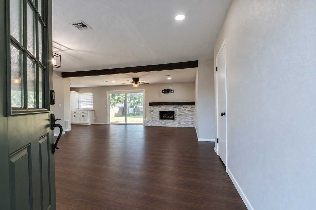 4305 Nw 59th St #1 - Photo 3 of 20