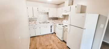 featured image of 421 E 10th St