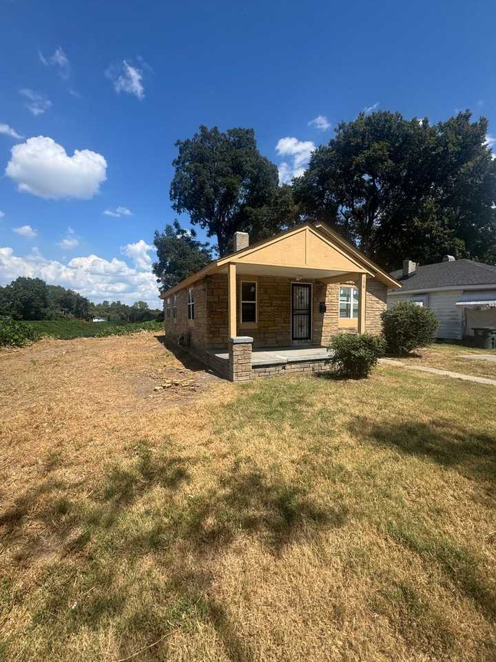 156 S Parkway E - Photo 2 of 12