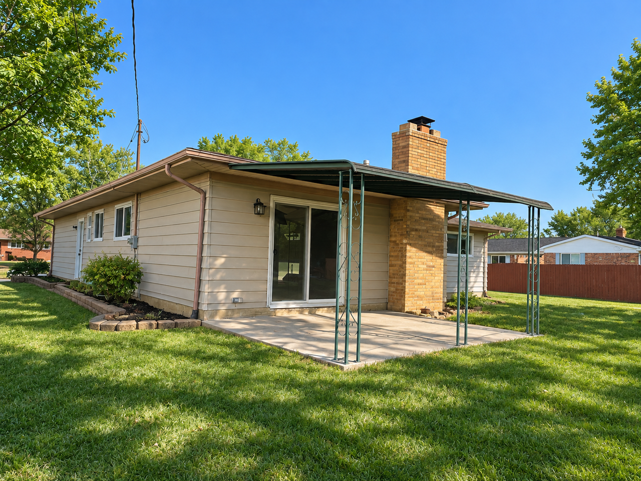 1394 Rollins St - Photo 4 of 7